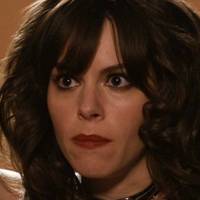 Emily Hampshire Desnuda