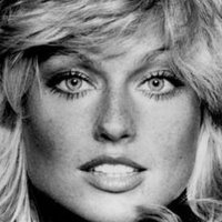 Mary Stavin Desnuda