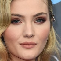 Skyler Samuels Desnuda
