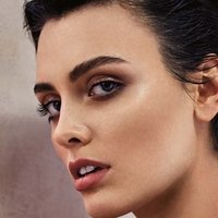 Wallis Day Desnuda
